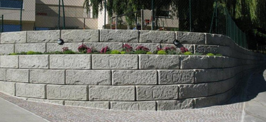 Precast concrete retaining wall