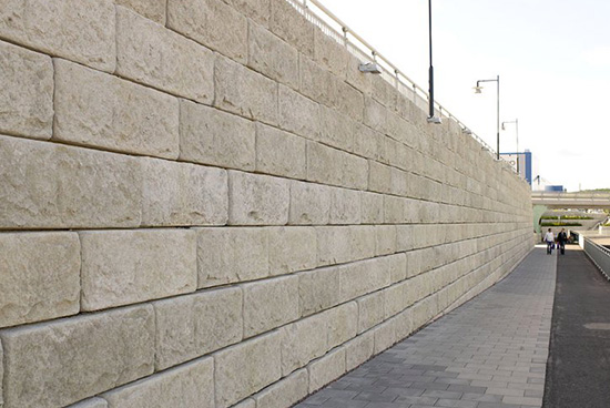retaining wall constructed with precast concrete